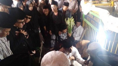 Cerita Seorang Tim Ambulance Mengenai Jenazah Istri Gus Miek yang Wangi