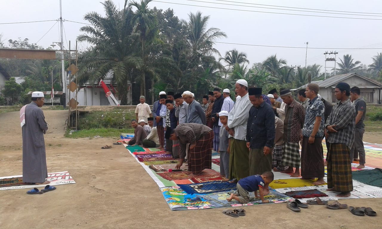 Tak Kunjung Turun Hujan, Warga Desa Madu Sari Laksanakan Sholat Istisqo;
