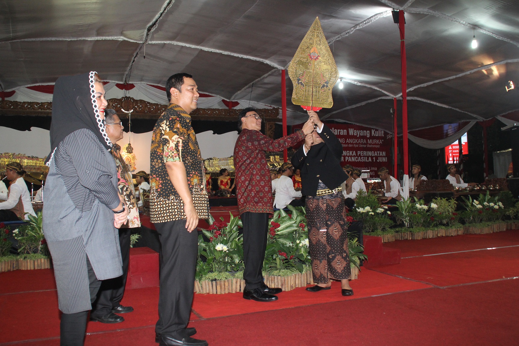 Semalam Suntuk, Mendagri RI Saksikan Wayang Kulit pada Peringatan Hari Wayang se-Dunia