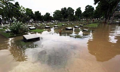 Cara Tepat Menguburkan Jenazah Ketika Tanah Tergenang Banjir