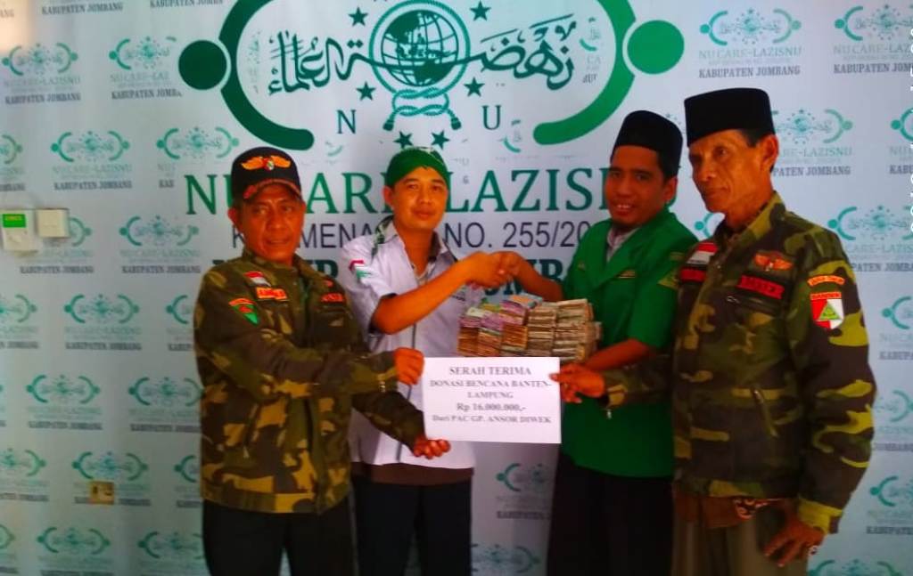 Melalui LAZISNU, Ansor-Banser Diwek Serahkan Belasan Juta untuk Banten-Lampung