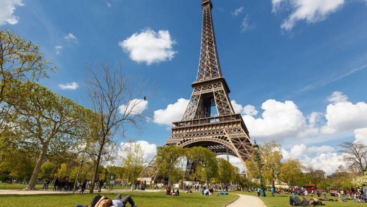 Seorang Pria Nekat Memanjat Menara Eiffel