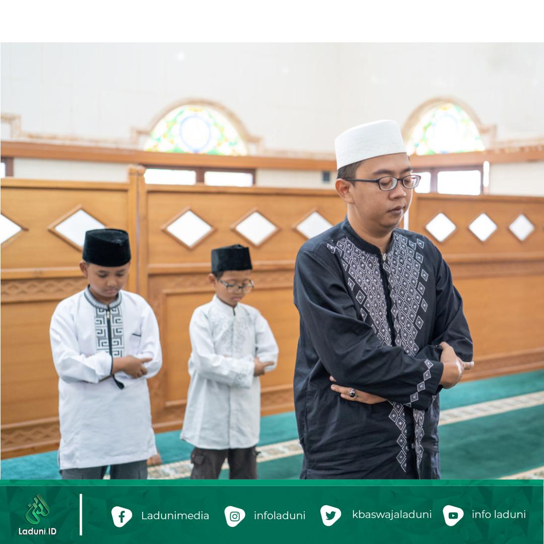 Jika Ingin Bermakmum, Menepuk Pundak Imam atau Mengeraskan Takbir?