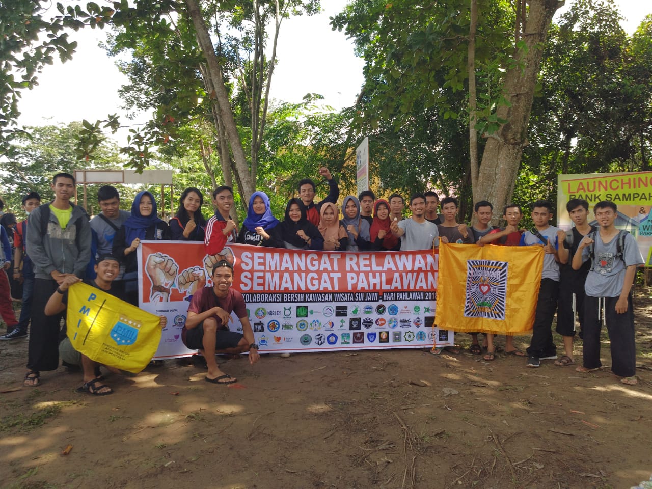 PMII iAIN Pontianak Ikut Gotong Royong Bersihkan Tempat Wisata Bersama Pemuda Pontianak