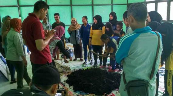 Yayasan Patung AJarkan Siswa Siwi SMPN * Ketapang Membuat Pupuk Kompos