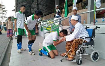 Meski Duduk Di Kursi Roda, Pengasuh Mambaul Hikmah Saksikan Santrinya di LSN