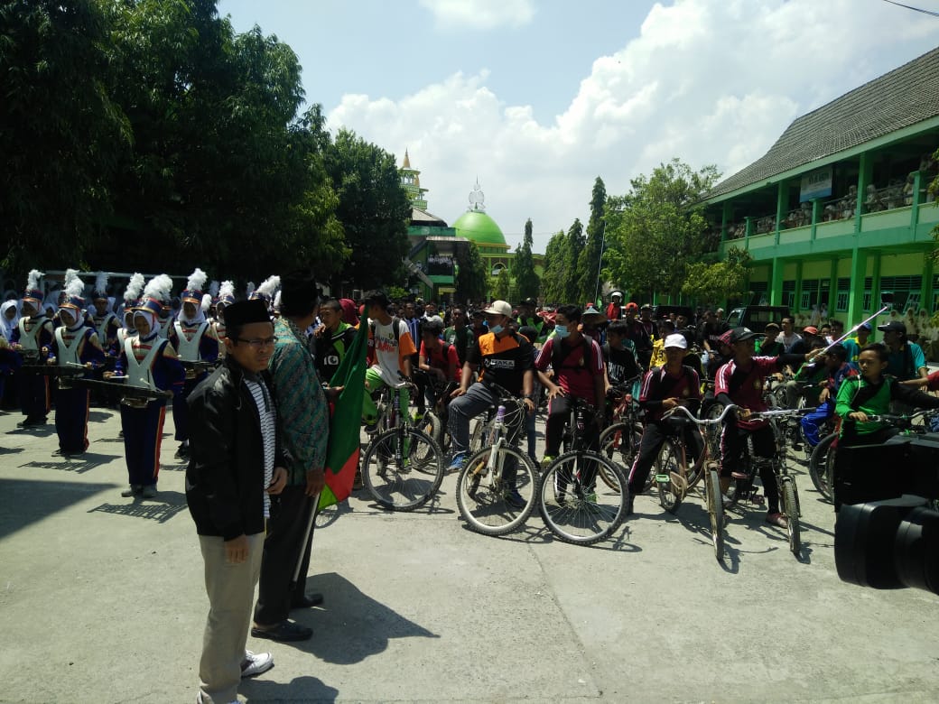 Peringatan Maulid Nabi, Pesantren Tarbiyatut Tholabah Lamongan Gelar Gowes Bersama Santri 