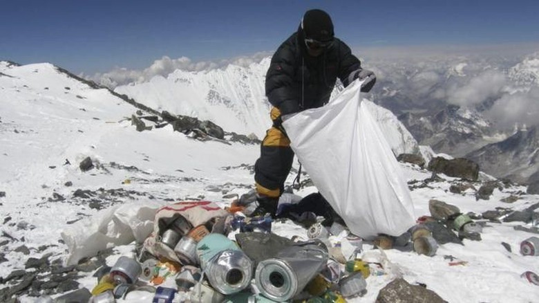 Gunung Everest Disterilkan dari 3 Ton Sampah