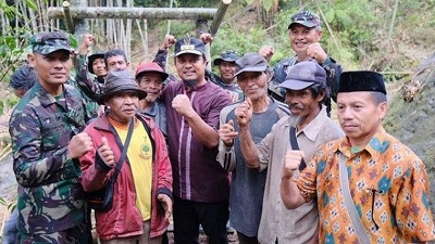 Kisah Heroik Kakek Samsul Kikis Gunung Sendirian Demi Jalan Desa