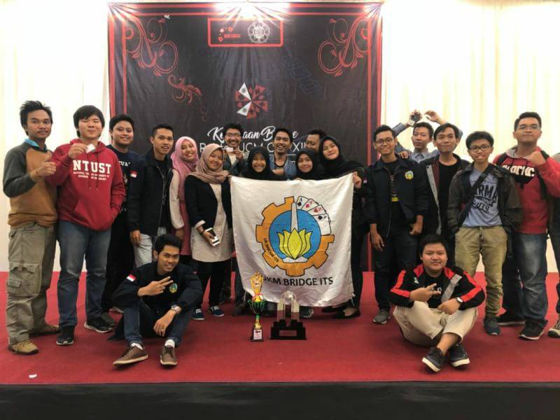 Tim Bridge ITS Sabet Piala Bergilir di UGM