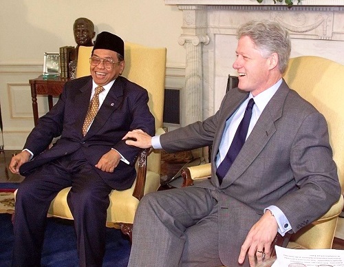 Kisah Saat Gus Dur Mengutus Tim Ekonomi Indonesia Temui Bill Clinton