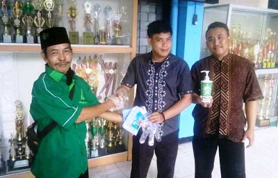 LPBI NU Jakbar dan GP Ansor Bikin Hand Sanitizer Dibagikan ke Sekolah dan Masjid