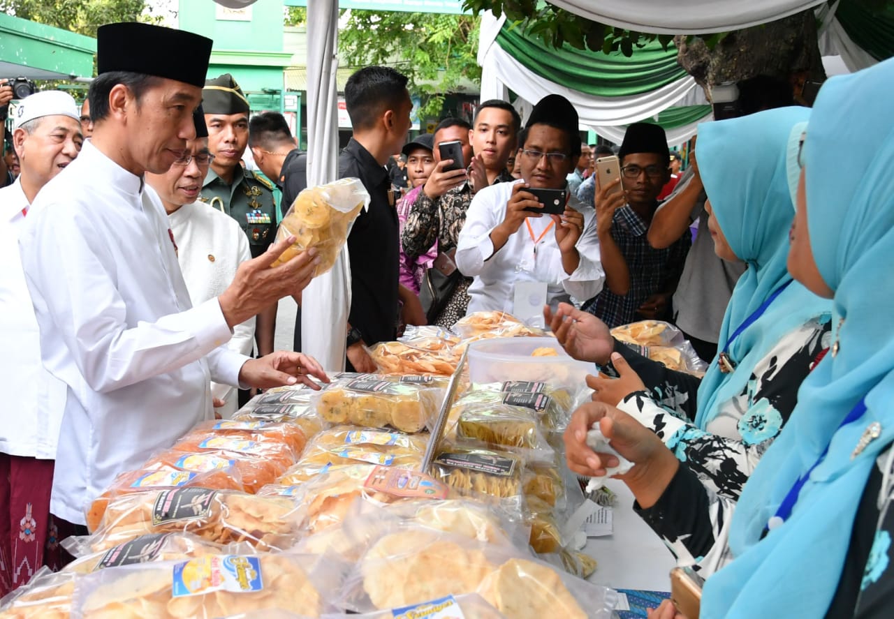Kembangkan Ekonomi Umat, Presiden Jokowi Resmikan Tiga Bank Wakaf Mikro di Jombang 