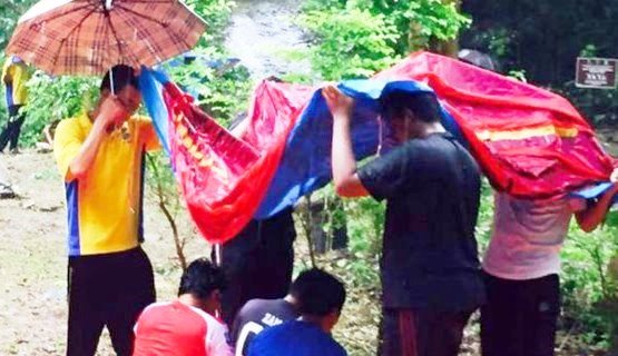 Viral, Foto Mahasiswa Non Muslim Lindungi Temannya dari Hujan Saat Shalat