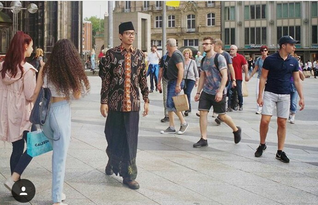 Viral, Santri NU Ini Kenakan Atribut Santri Saat ‘Jalan-Jalan’ di Jerman