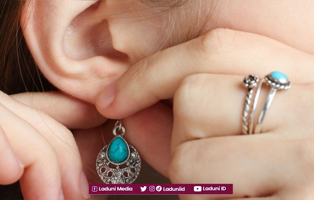 Hajar: Awal Mula Perempuan yang Memakai Anting