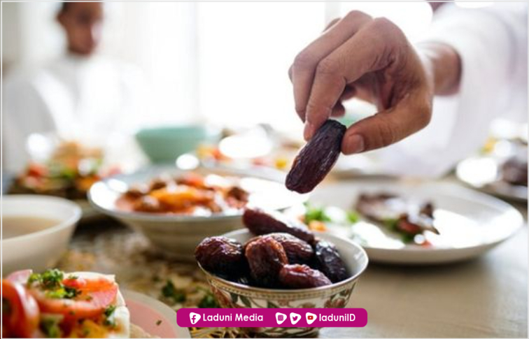 Adzan Berkumandang ketika akan Makan, Mana yang Harus Didahulukan antara Makan atau Shalat?