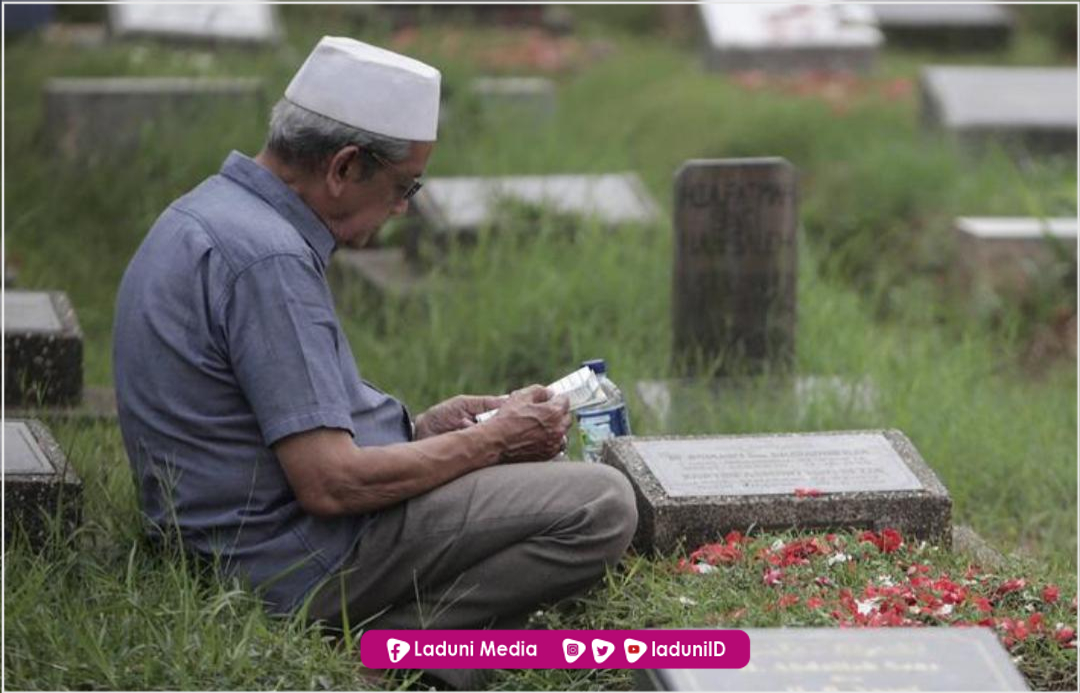 Ini Balasan Orang yang Berziarah ke Makam Orang Tua di Hari Jumat