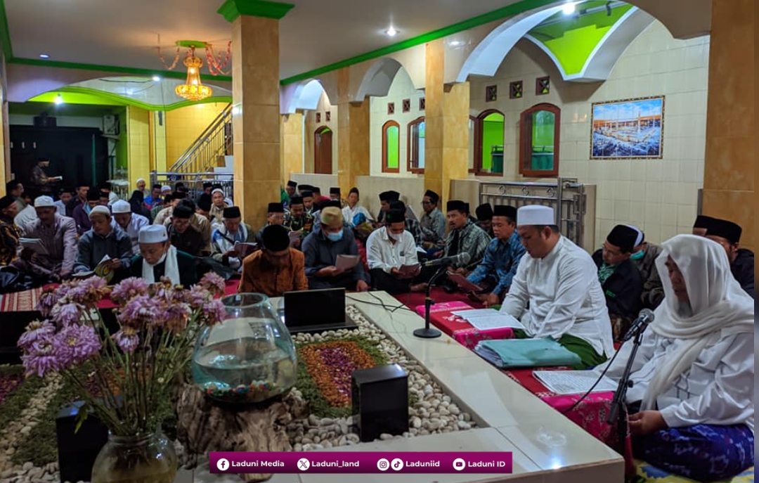 Ziarah di Makam KH. Syahmarie Syarief, Pendiri Pesantren Mislakhul Muta’alimin Warungpring, Pemalang