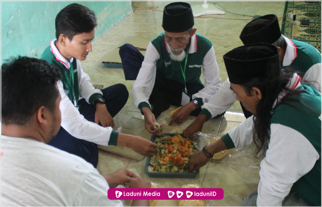 Hukum Makan Sambil Berbicara