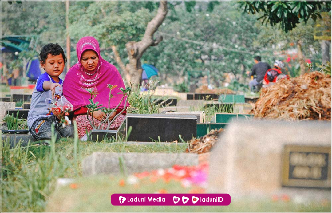 Adab dalam Ziarah Kubur