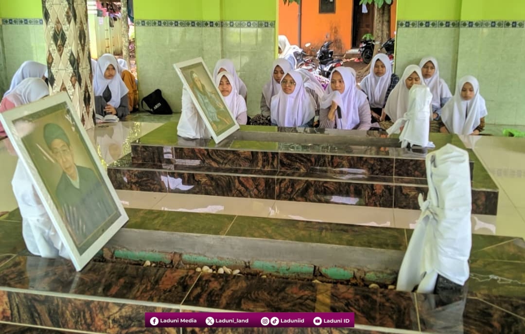 Ziarah di Makam KH. Bachri Basyiron, Hafidzul Qur’an di Usia Senja