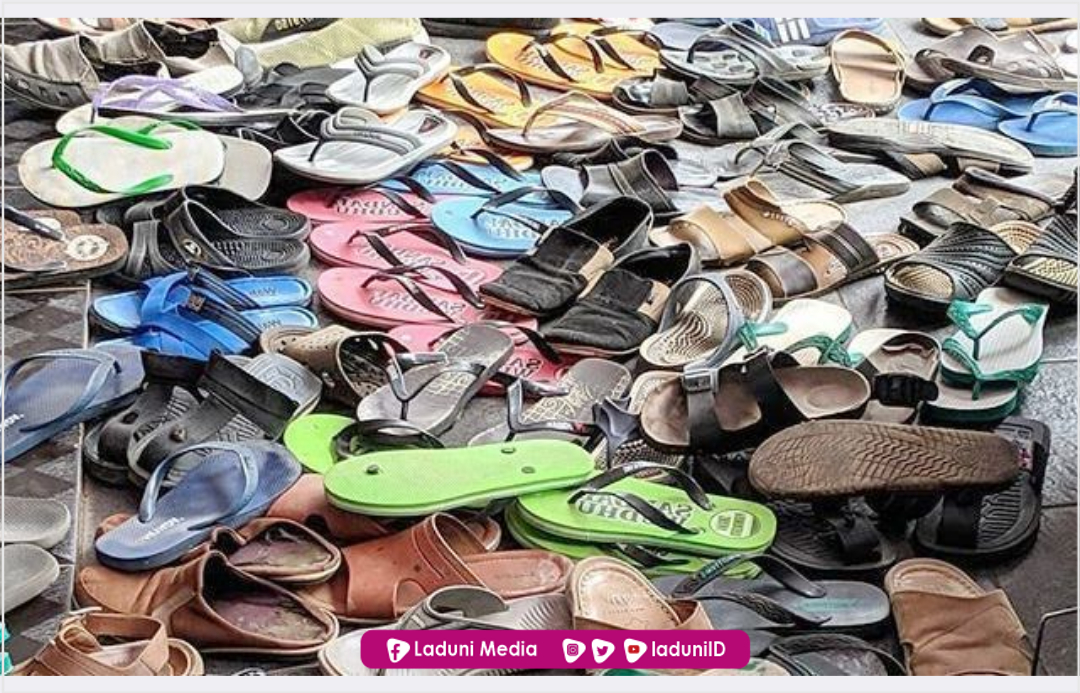 Hukum Mengambil Sandal yang Diketemukan di Masjid