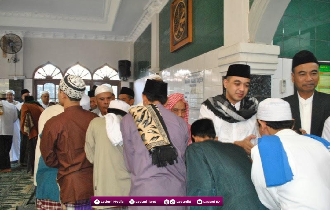 Tradisi Bersalaman (Jabat Tangan) setelah Melaksanakan Shalat dalam Perspektif Hukum Fiqih