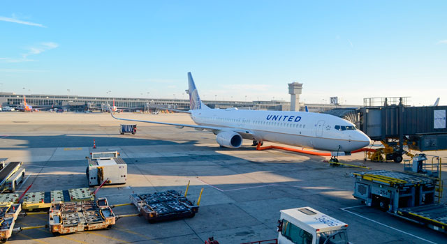 Bandara New York Kembali Dibuka Pasca Insiden Tergelincirnya Sebuah Pesawat 