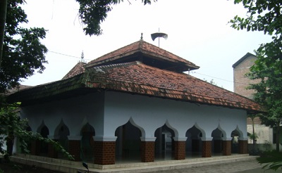 Wisata Ziarah dan Bertawassul di Makam KH M. Abdul Aziz Manshur Jombang