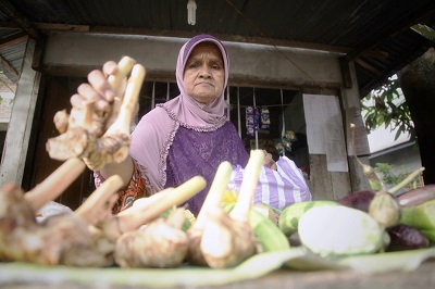 Kisah Mak Cut, Pedagang Sayur yang Mampu Kuliahkan Anaknya ke AS