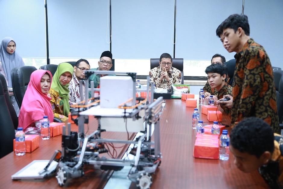 Keren, Tujuh Siswa Madrasah Ini Akan Wakili Indonesia di Ajang Olimpiode Robot Dunia 