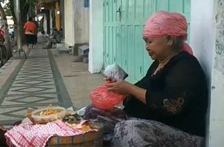 Ingin Hidup Berkah, Nenek Penjual Nasi Jagung Ini Mampu Naik Haji