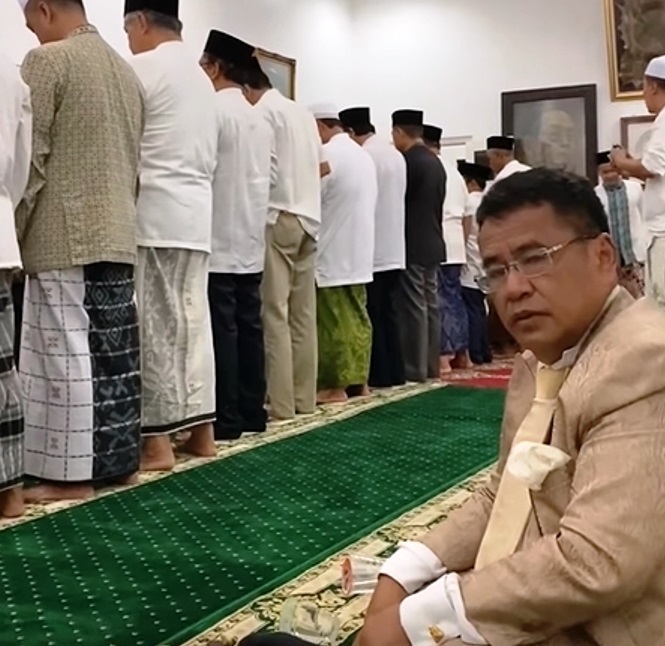 Non Muslim Shalat di Masjid