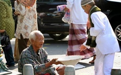 Pahala Sedekah Menemani di Semua Alam