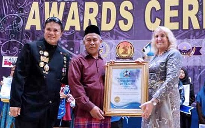Aktif Suarakan Perdamaian, KH Marzuki Mustamar Raih Vision of Peace Awards