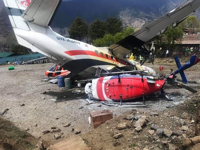 Tabrakan Pesawat Kecil dengan 2 Helikopter di Landasan Pacu Bandara  Nepal