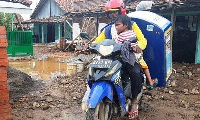 Perjuangan Tarmuji Jualan Roti Keliling Bersama Putrinya yang Lumpuh