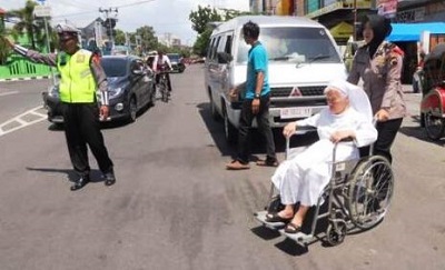 Momen Indah Saat Polwan Berhijab Bantu Suster Menuju Gereja