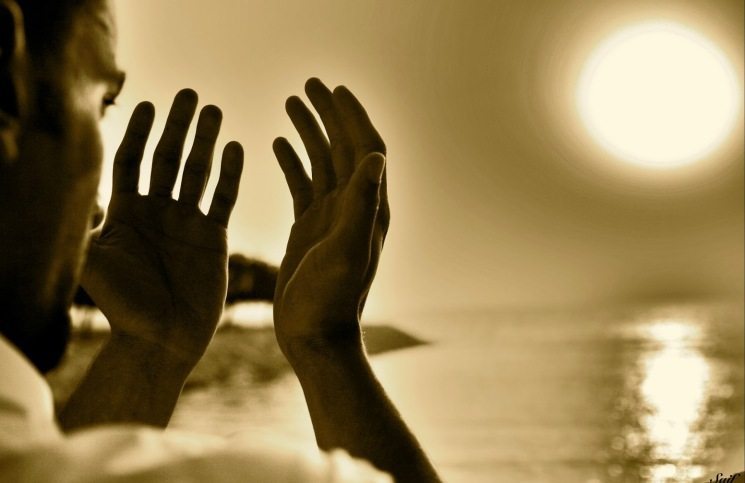 Mengapa Orang Berdoa Mengangkat Tangan ke Atas