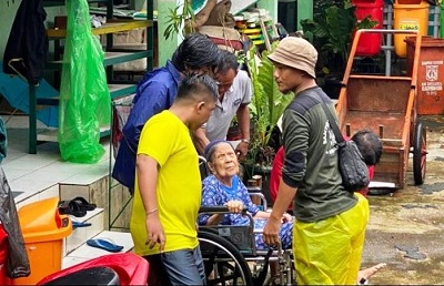 Santri Siaga LPBINU DKI Jakarta Dirikan 6 Pos Bantu Evakuasi Korban Banjir