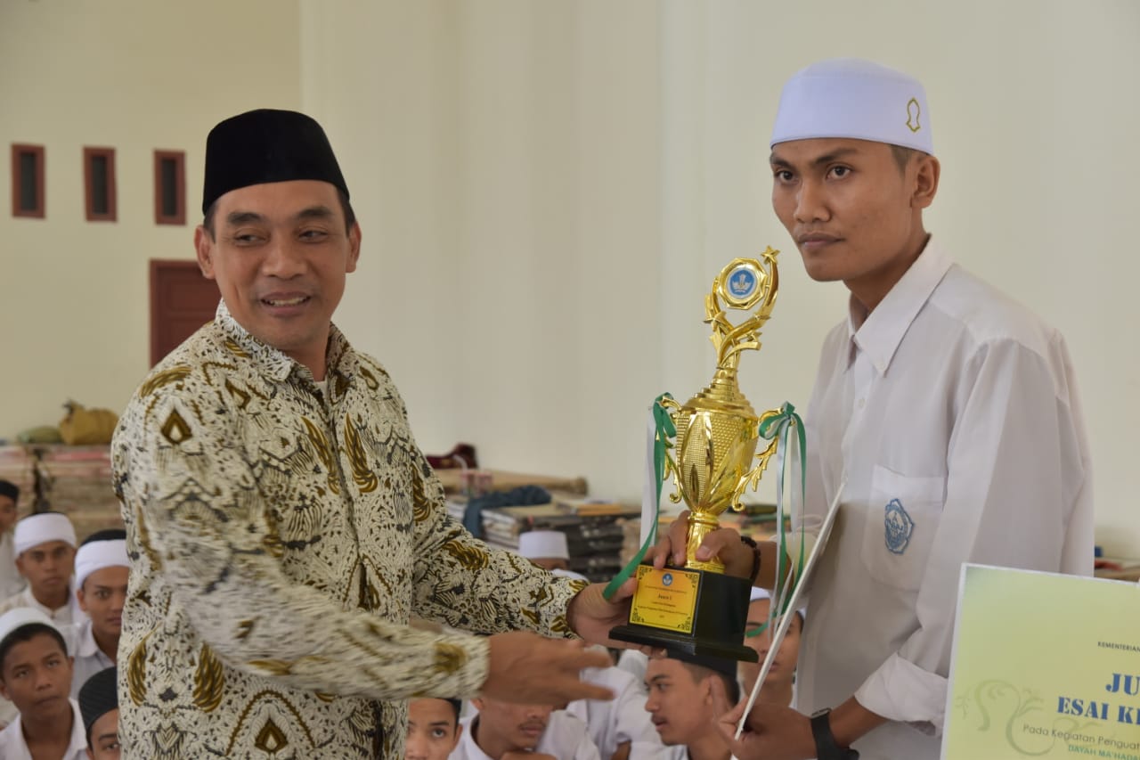 Ini Sang Juara  Lomba Esai Kebangsaan dalam Bahasa Arab di Dayah MUDI Samalanga