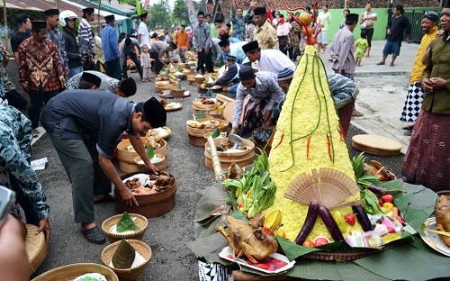 Tumpengan: Tradisi Petani untuk Merekatkan Ikatan Sosial