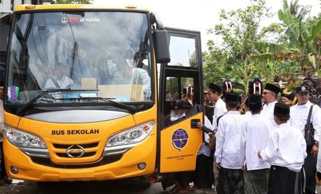 Tingkatkan SDM, Kemenhub Bagikan 200 Bus Sekolah ke Pesantren se-Indonesia