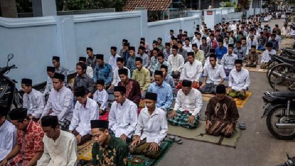 Bagaimana Hukumnya Shalat, Makmum di Luar Masjid?