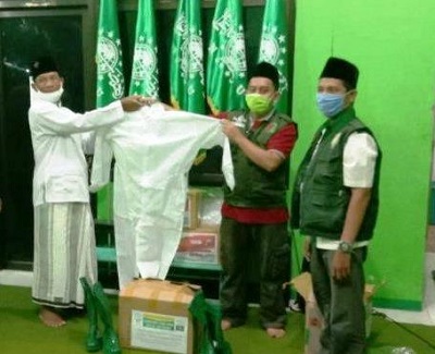 PWNU Jatim Salurkan APD dan Sembako untuk Warga Terdampak Covid-19