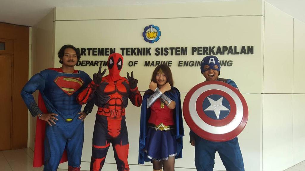 Perintati Hari Pahlawan, Mahasiswa ITS Gunakan Konstum Superhero Saat Ujian