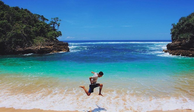 Referensi Liburan Baru, Inilah Pesona Pantai Teluk Asmara di Malang