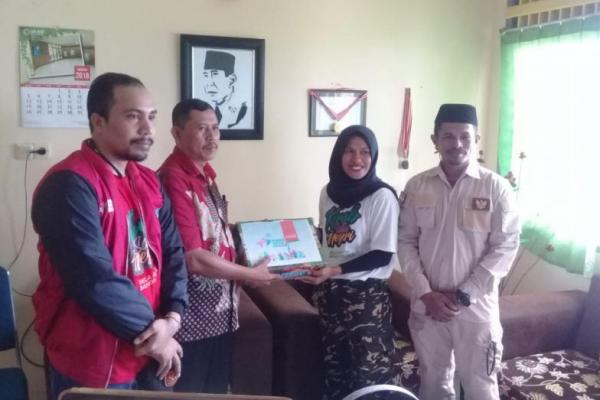 Tim Kirab Satu Negeri Berikan Bantuan Buku Bacaan dan Pengobatan Gratis