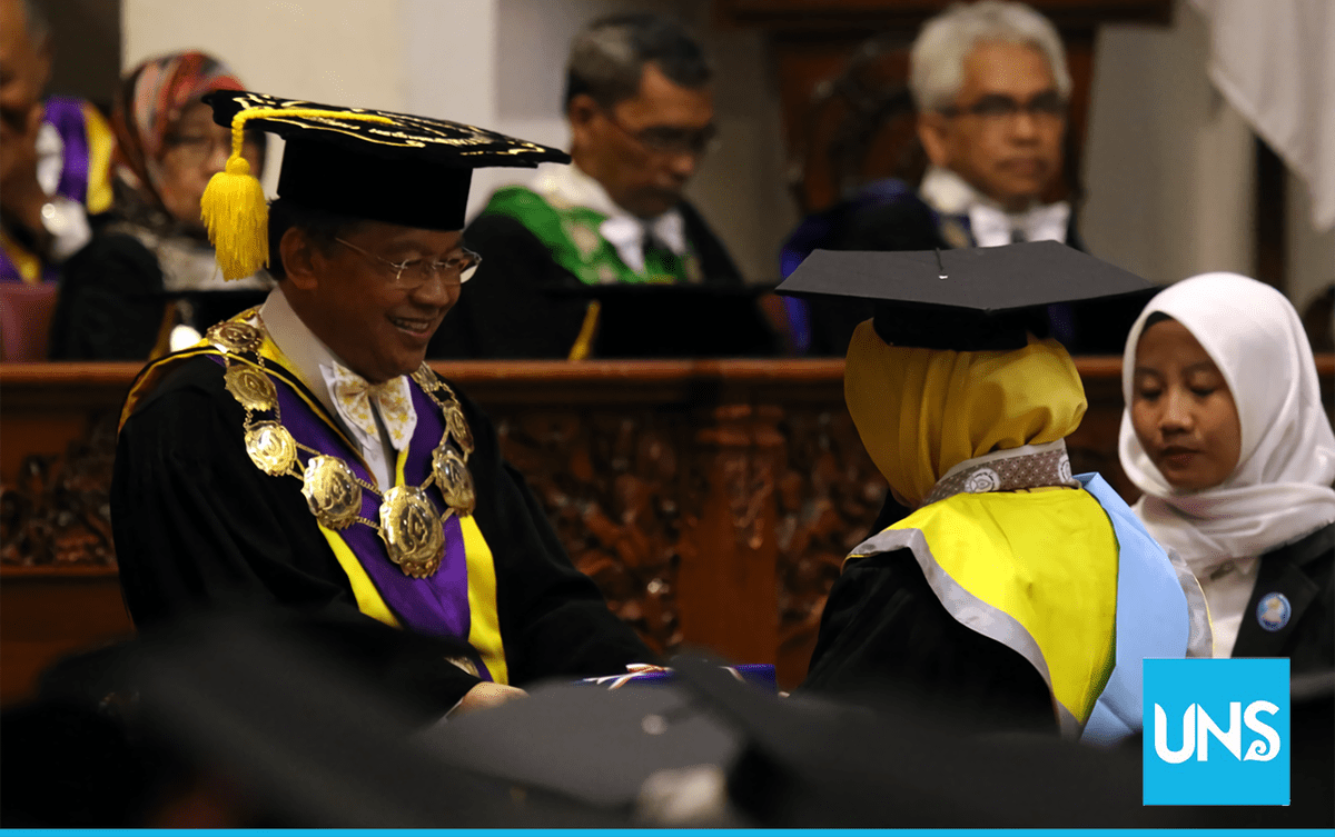 Rektor UNS Minta 1.019 Wisudawan Jaga Tradisi Literasi di Era Globalisasi